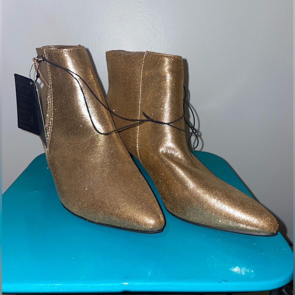🌟NWT Forever 21 Gold Ankle Boots